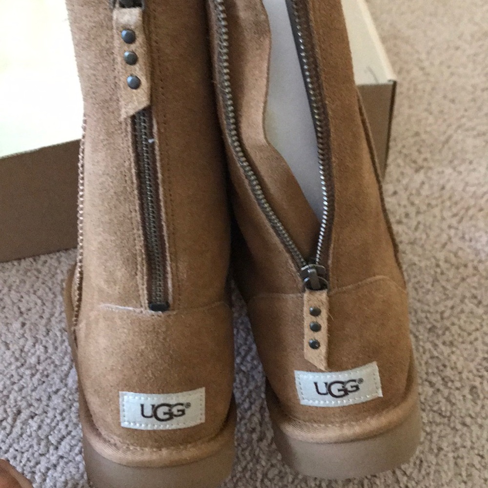 UGG Women’s classic short zip boots new US size 11